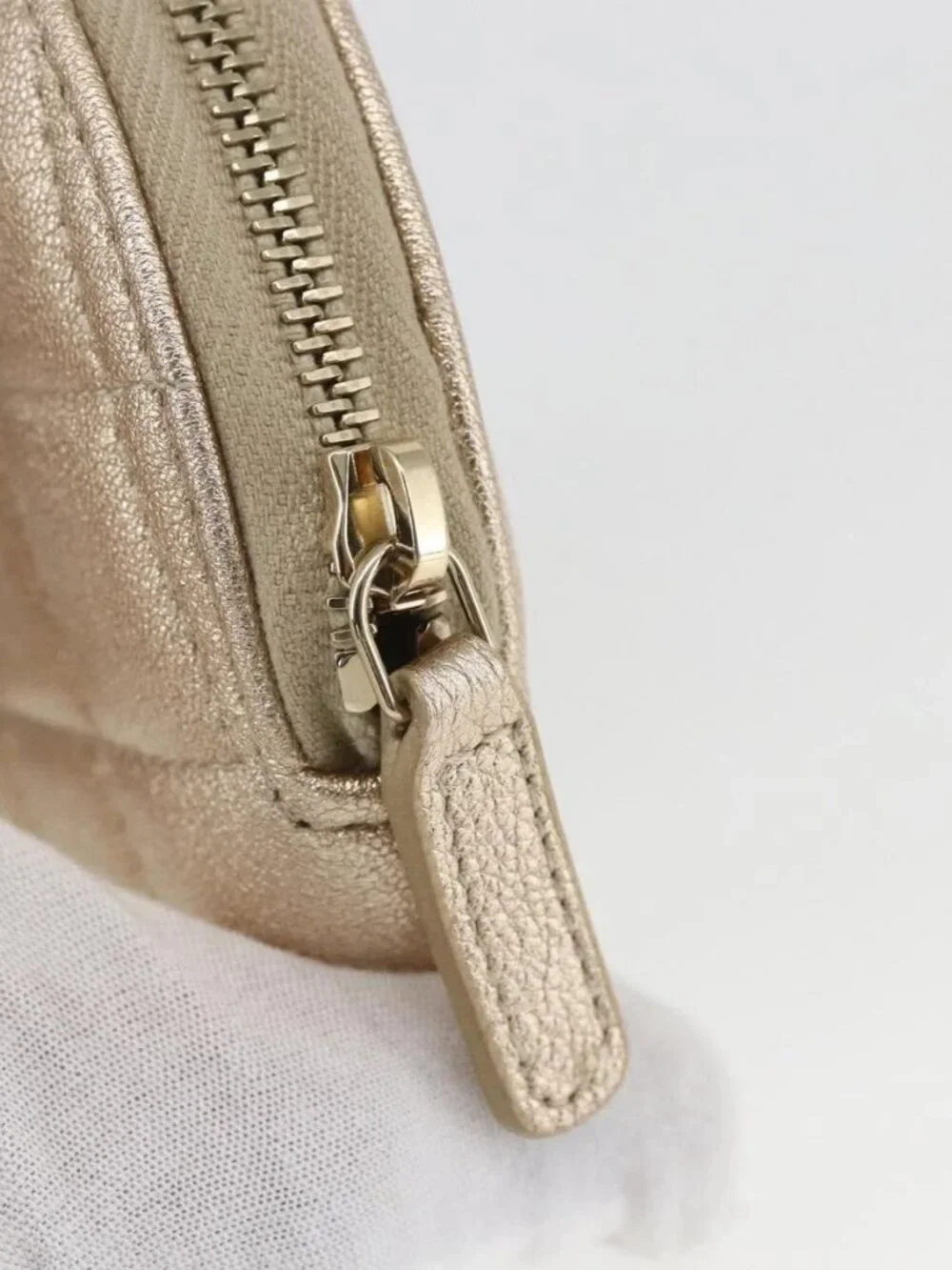 CHANEL Matelasse Earphone case Pouch Leather Champagne Gold CC Auth 163737SAM